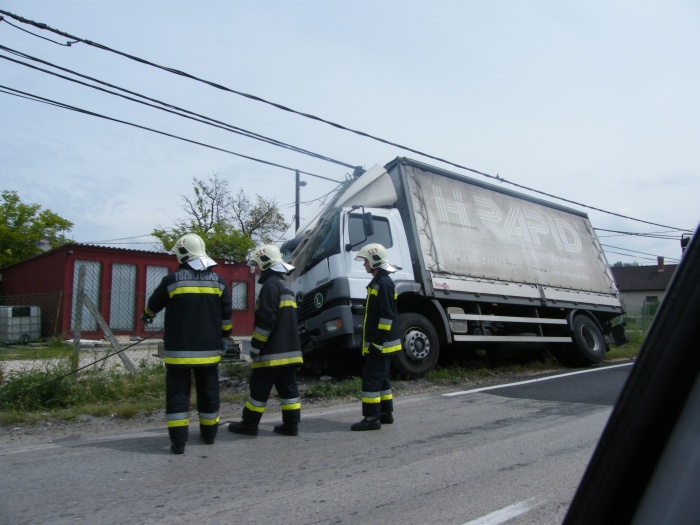 Oszlopot döntött egy teherautó az Új Csóri úton