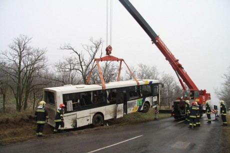 Az autóbuszt a katasztrófavédelem daruval emelte ki az árokból